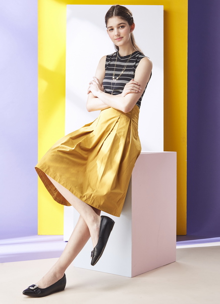 Keeley Ann質感壓紋~金屬飾釦水鑽OL全真皮微內增高尖頭鞋(黑色)