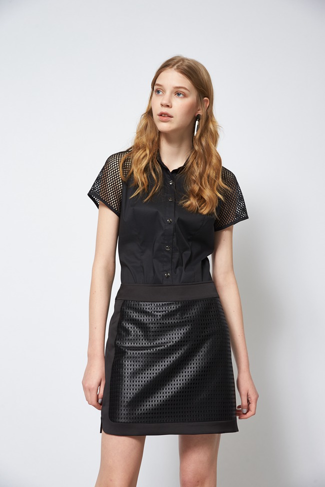 ICHE 衣哲 時尚設計洞洞簍空光澤感拼接造型黑裙