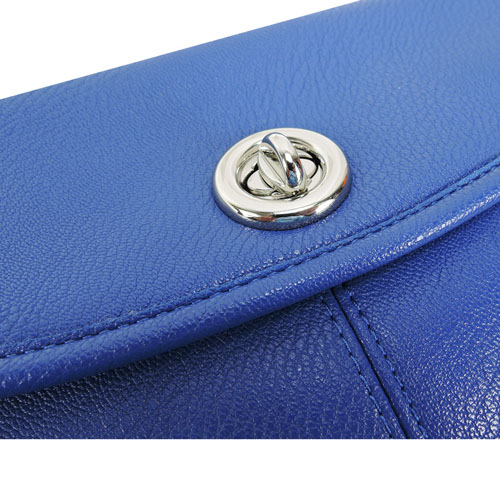 agnes b. to.b素面轉釦扁斜背包(藍)