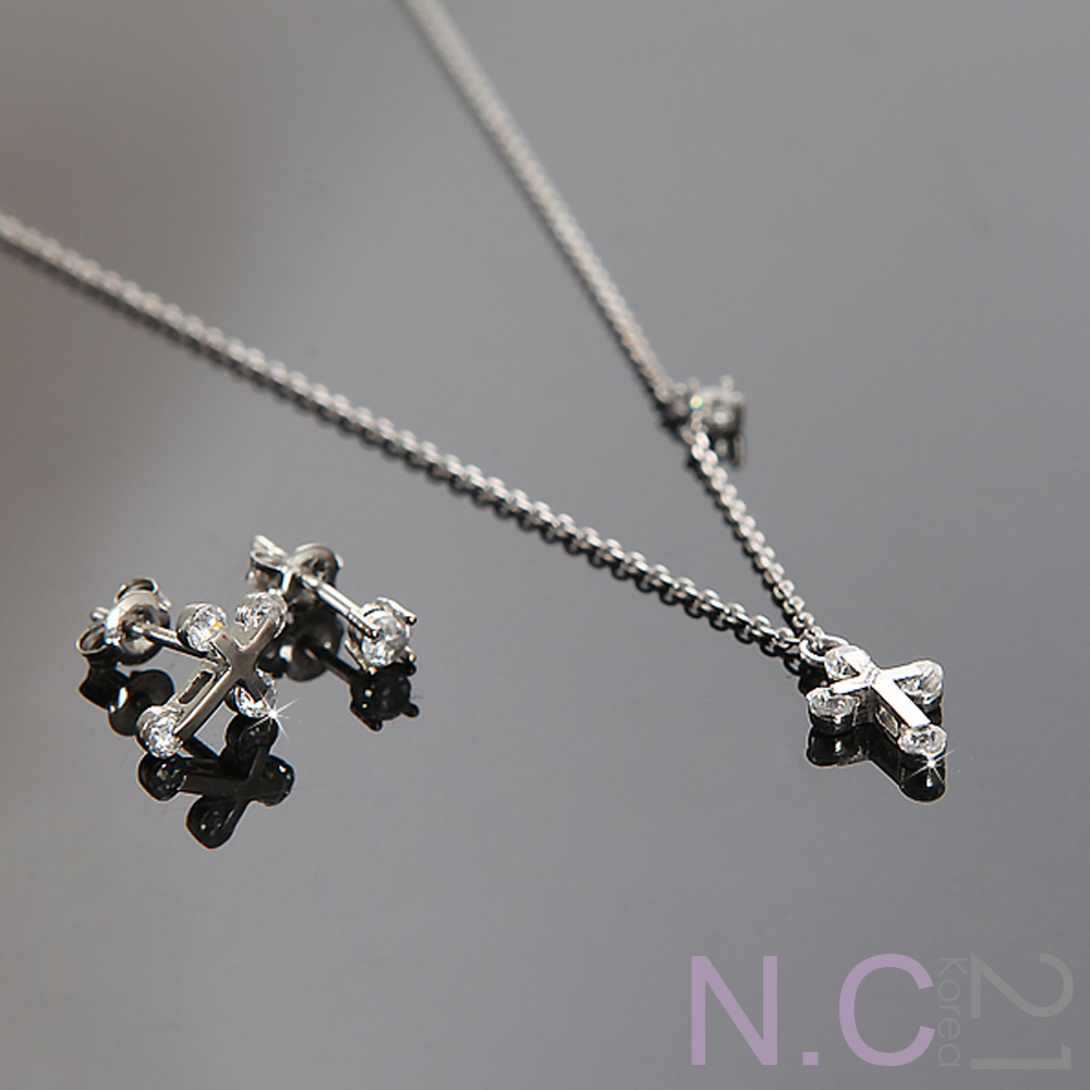 N.C21-水鑽點綴十字架項鍊耳環三件組 (銀色)