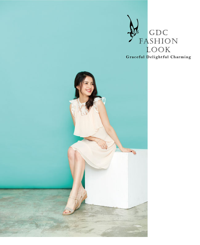 GDC-水鑽交叉鏤空軟木跟楔型厚底一字涼拖鞋-杏色