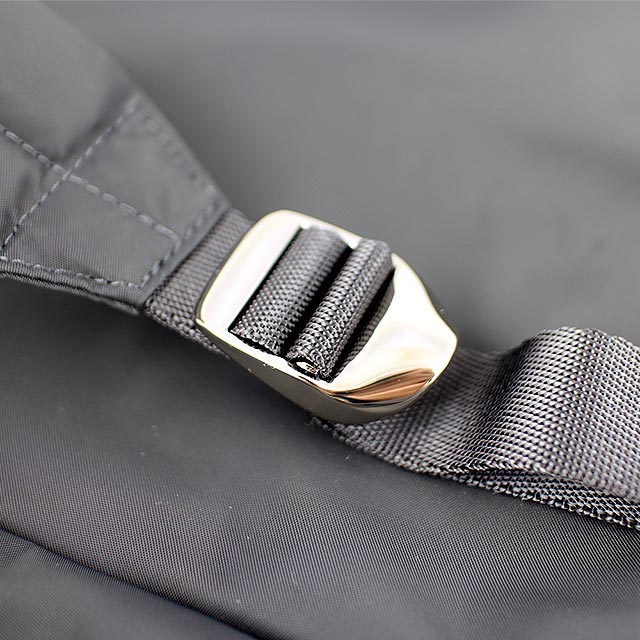 agnes b. voyage 灰色尼龍布斜面拉鍊後背包(大)