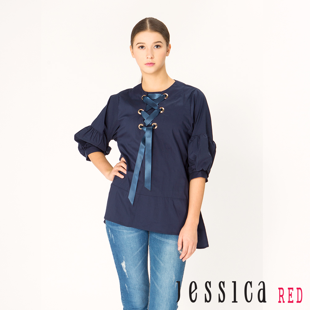 JESSICA RED- 時尚圓領銅環綁帶造型側開衩上衣(藍)