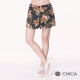 CHICA 熱帶風情滿版扶桑花圖騰修身短褲(2色) product thumbnail 1