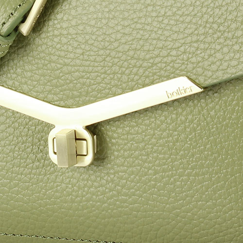 botkier VIVI 荔枝紋皮革流蘇綴飾復古旋扣翻蓋斜背包-草綠色