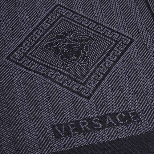 VERSACE 義大利製梅杜莎LOGO人字格紋圖騰品牌字母羊毛披肩圍巾(黑/深灰)