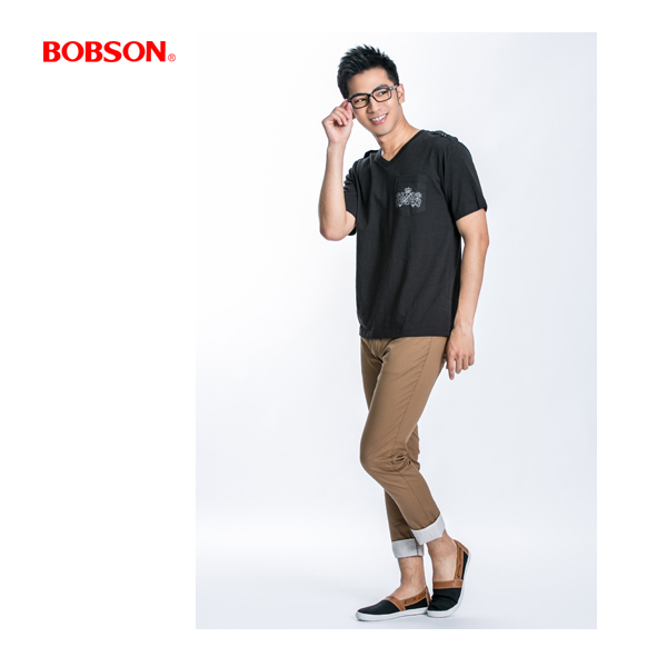 BOBSON 男款V領肩扣飾短袖上衣(黑22021-88)
