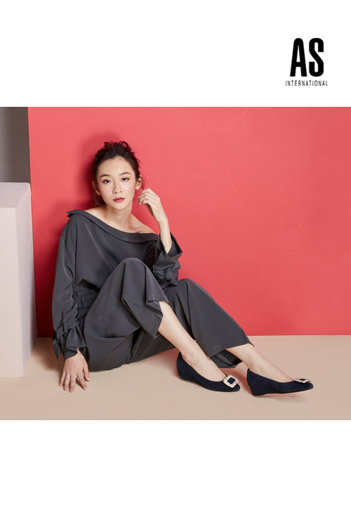 低跟鞋 AS 經典方鑽釦飾羊麂皮尖頭楔型低跟鞋－藍