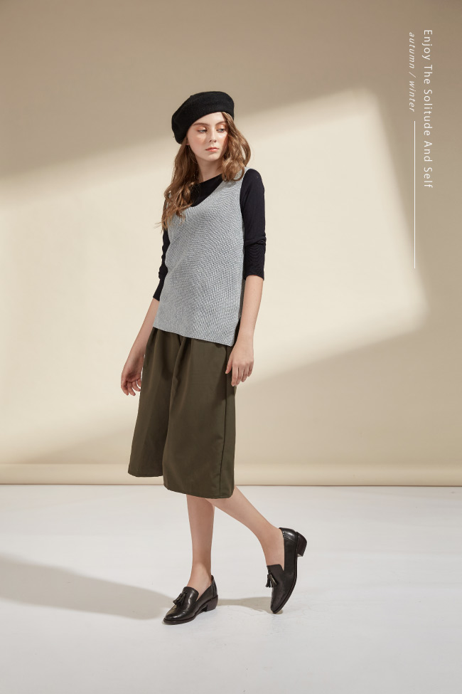 HERLS 全真皮雕花流蘇樂福低跟鞋-黑色